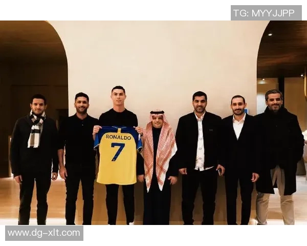 C罗与全球足球明星齐聚一堂的精彩瞬间大合照回顾